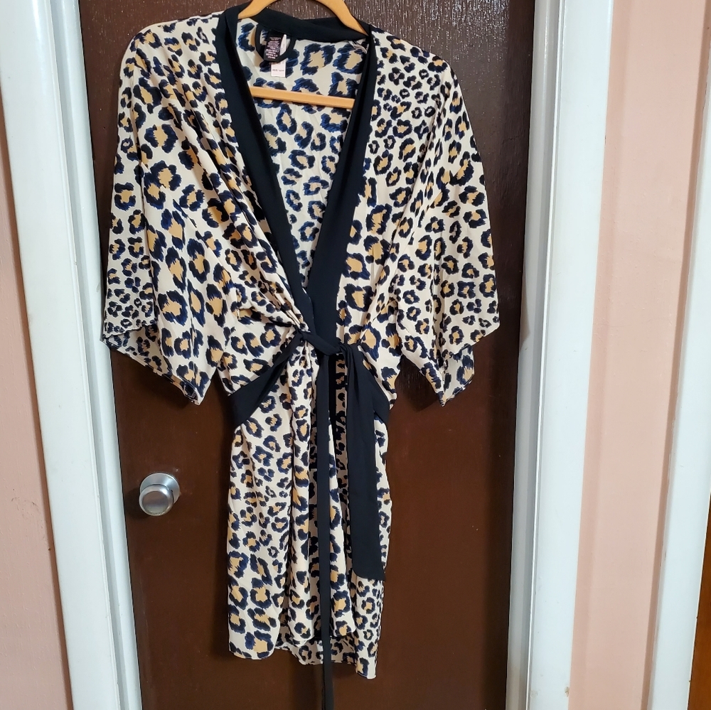 Victoria's secret leopard print kimono style robe with black trim xs/s